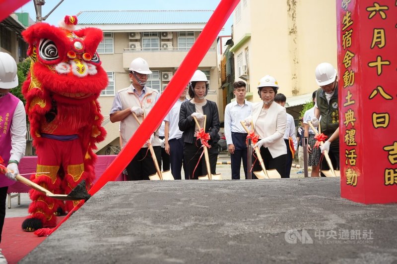屏東縣立東港高中新建宿舍11日動土,屏東縣教育處長陳國祥(左起)、東港高中校長侯淑禎、屏東縣長周春米、民進黨立委徐富癸等人出席。中央社記者黃郁菁攝 114年8月11日