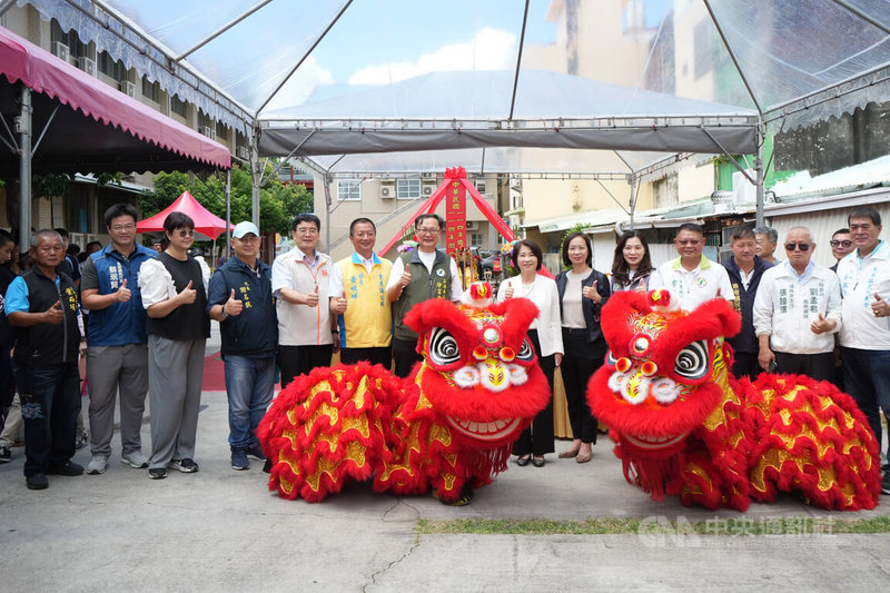 屏東縣政府協助東港高中新建學生宿舍,預計2026年12月竣工,屏東縣長周春米(左8)等人11日出席動土典禮。中央社記者黃郁菁攝 114年8月11日