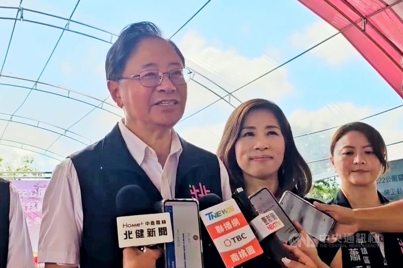 國民黨主席即將改選,桃園市長張善政(左)被點名為人選之一,他11日接受媒體聯訪表示,就國民黨來說,現在最重要的工作是將23日的反罷免,還有核三重啟公投先做好,這是當務之急,其他事情以後再講。中央社記者吳睿騏桃園攝 114年8月11日