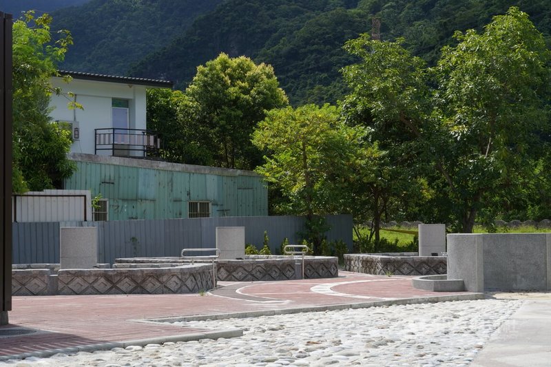 花蓮縣政府自103年起辦理「萬榮溫泉暨觀光產業發展計畫」,未完成可行性評估就開始興建工程,期程延宕至今無法開放。縣府表示,預計10月泡腳池溫度控管系統完善及招募人力後啟用。中央社記者李先鳳攝 114年8月11日