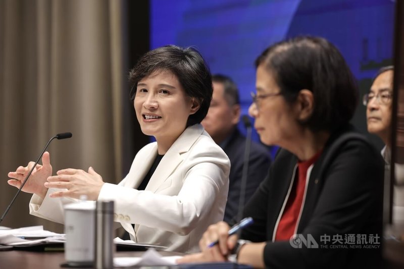 外界批評台美關稅談判黑箱，行政院副院長鄭麗君（左）11日表示，沒有所謂黑箱談判問題，是國際經貿慣例在談判底定前，不會對外完整說明談判細節，尤其多國家跟美國都有簽訂保密協議，在立法院機密會議中也有出示這項協議。中央社記者裴禛攝　114年8月11日