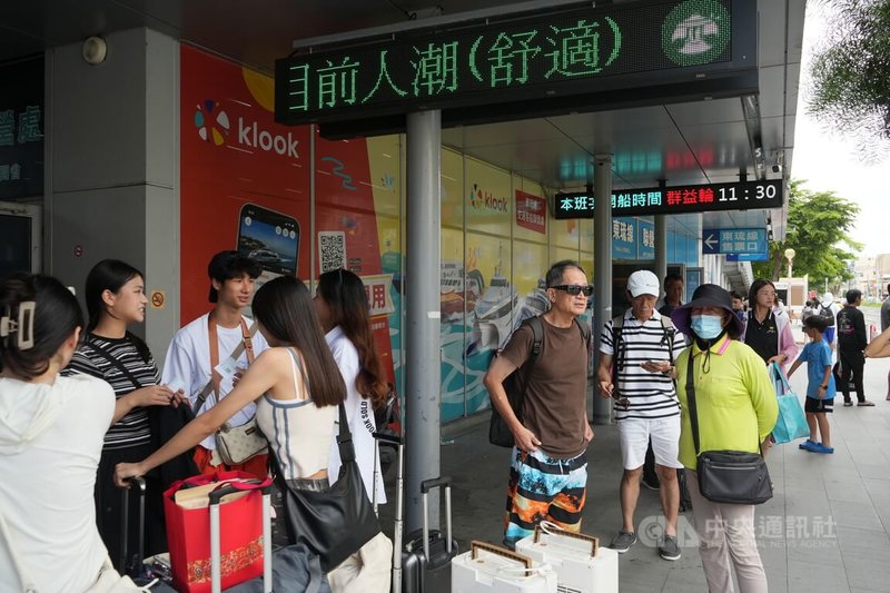 颱風楊柳持續朝台灣移動，往返小琉球交通客船業者13日全天停航。圖為東琉線船運服務中心遊客。中央社記者黃郁菁攝　114年8月11日