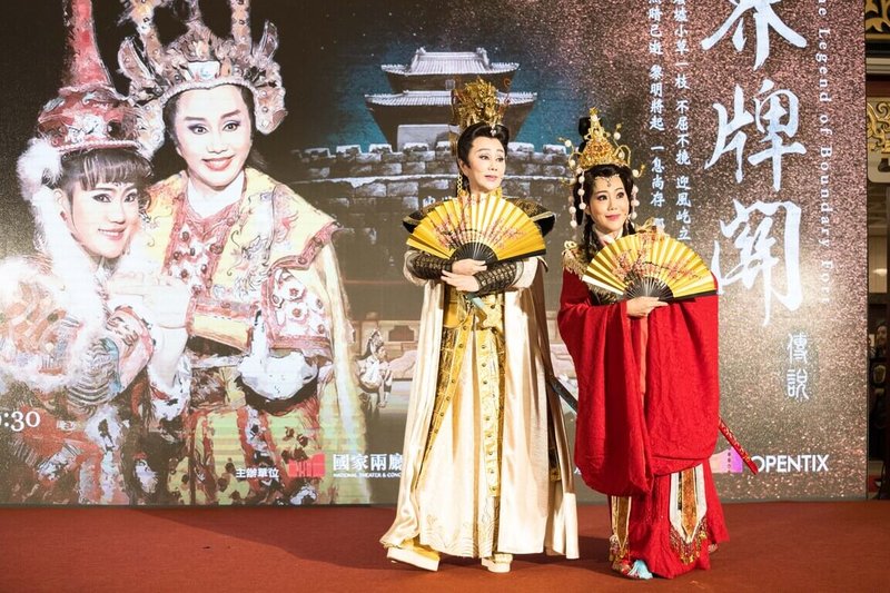 明華園戲劇總團將推出明華園經典之作「界牌關傳說」,由母女檔孫翠鳳(左)、陳昭婷(右)挑梁演出,11日一同出席記者會宣傳。(兩廳院提供) 中央社記者趙靜瑜傳真 114年8月11日