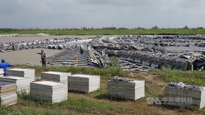 嘉義縣義竹鄉新庄滯洪池光電板設施受颱風丹娜絲影響，毀損嚴重。（中央社檔案照片）