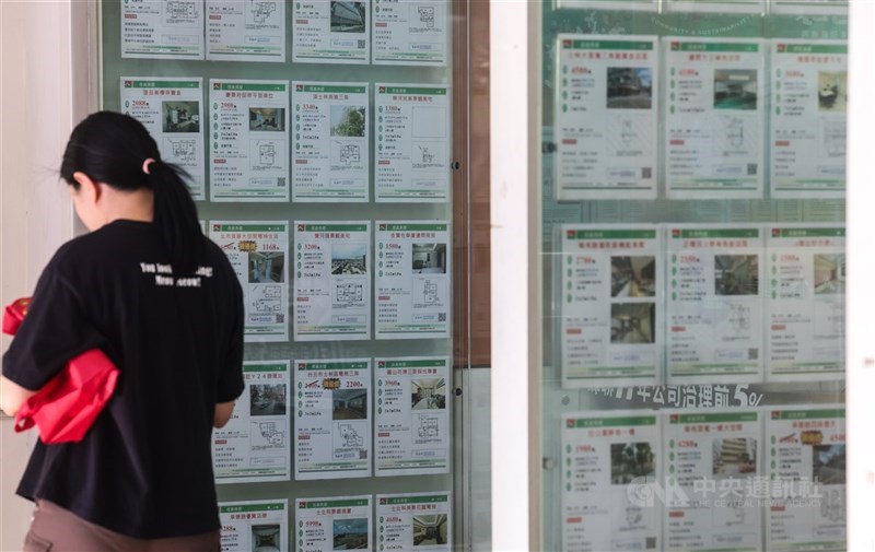 圖為圖為台北市士林區一家房仲業者店外張貼售屋資訊。 （中央社檔案照片）