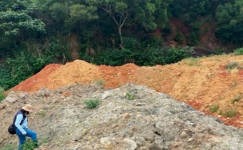 吳姓男子透過地政士尋找閒置土地，以協助整地名義蒙騙地主同意填土，藉此開挖山坡保育土地，再傾倒營建剩餘土石方或營建廢棄物，造成山坡保育地原貌遭破壞與污染，竹檢11日將涉案11人起訴。（新竹地檢署提供）中央社記者郭宣彣傳真　114年8月11日