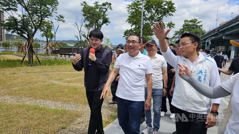 新北市長侯友宜(前左2)11日視察塭仔圳重劃區內首座特色公園「中環公園」完工情形,並宣布開放民眾使用。中央社記者王鴻國攝 114年8月11日