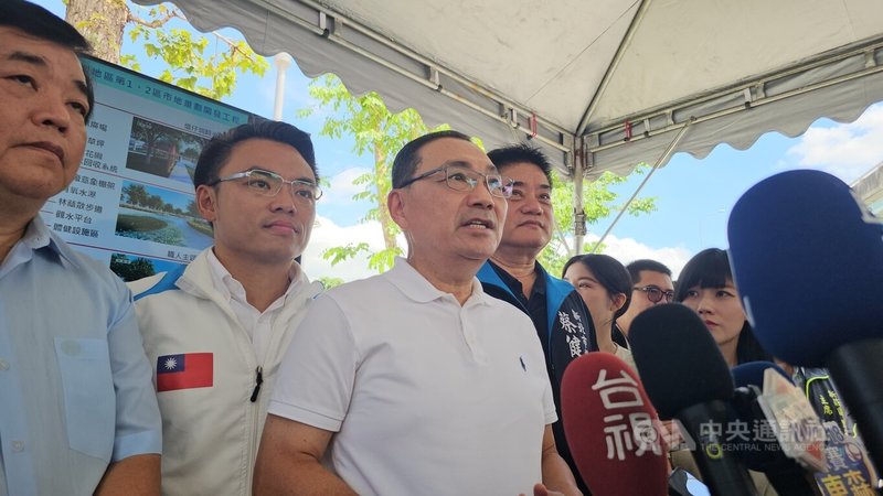 新北市長侯友宜（左3）11日接受媒體聯訪時，就是否有意願參選國民黨主席表示，每一個人現階段把握當下，認真打拚，在各自的崗位認真為人民做事。中央社記者王鴻國攝 114年8月11日
