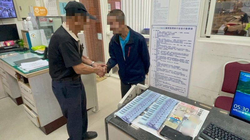台中豐原一間寺廟的廟公（右）打掃廁所時在馬桶內發現一只皮夾，內有萬元鈔票及多張證件，趕忙報警，警方通知張姓失主前來領取。（民眾提供）中央社記者趙麗妍傳真　114年8月11日