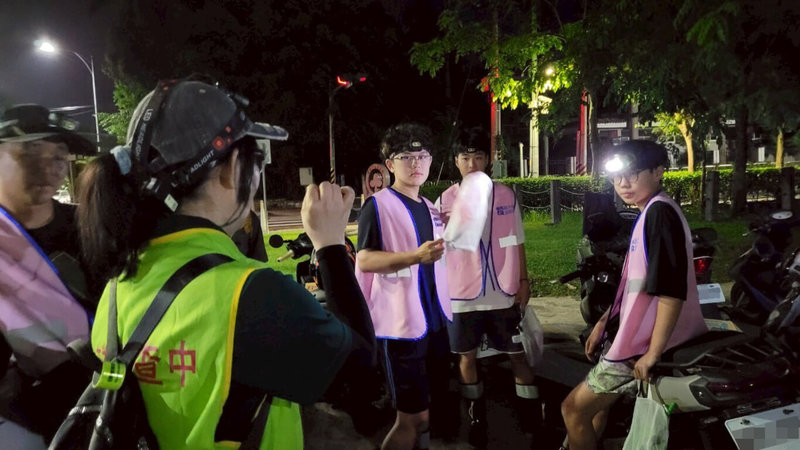 外來種亞洲錦蛙入侵南投，中興新村成為熱區，草屯鎮及埔里鎮也有民眾通報，因亞洲錦蛙繁殖力高，縣府結合社區組成移除小隊，邀專家學者舉辦教育訓練課程，安排志工上課，帶領小隊成員進行巡查，日前成功移除8隻成體與亞成體的亞洲錦蛙。（南投縣政府提供）中央社記者吳哲豪傳真　114年8月11日