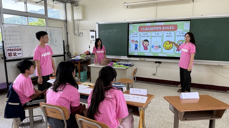 台灣師範大學PASSION偏鄉優質教育學分學程實習課程今年暑假與越南丁善理紀念中學高中志工團隊合作，前往偏鄉學校提供服務，協助奠定偏鄉學生的基礎學力。（台師大提供）中央社記者許秩維傳真　114年8月11日