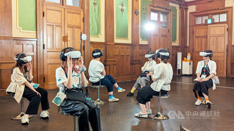 「We TAIWAN台灣文化in大阪.關西世博」11日邁入第3週,由「遺留未來VR360播映」單元展開活動,10天內將播映40場次的VR作品,600個預約名額更在開展前額滿。中央社記者王寶兒大阪攝 114年8月11日