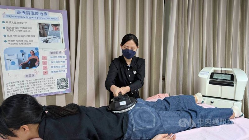 台大醫院北護分院11日舉行研究成果記者會指出，「周邊磁場刺激」透過探頭在遠端產生磁力，引導體內產生電流，以非侵入方式讓肌肉運動。圖為周邊磁場刺激用於下背痛治療示意圖。中央社記者曾以寧攝　114年8月11日