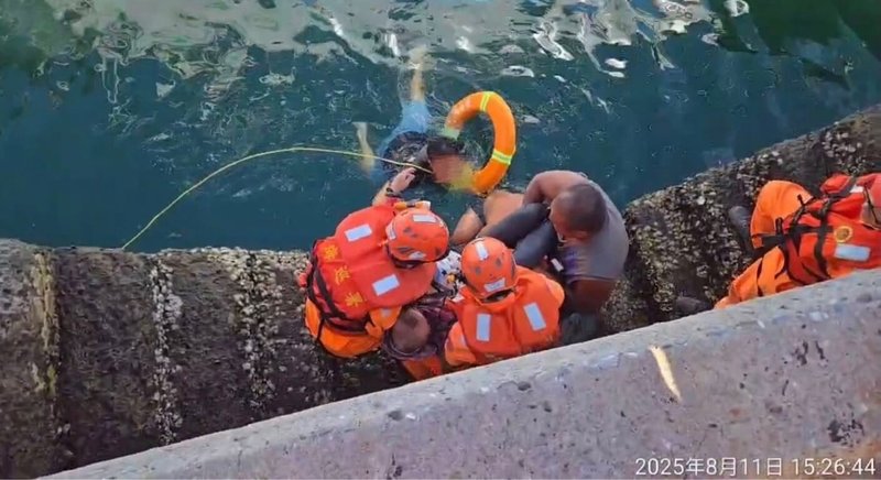 海巡署金馬澎分署第七岸巡隊鎖港安檢所11日下午獲報,一名漁民於港區倒車作業時,不慎連人帶車落海,隨即著潛水裝下水展開救援,最後順利與現場漁民將落海者救起。(第七岸巡隊提供)中央社 114年8月11日