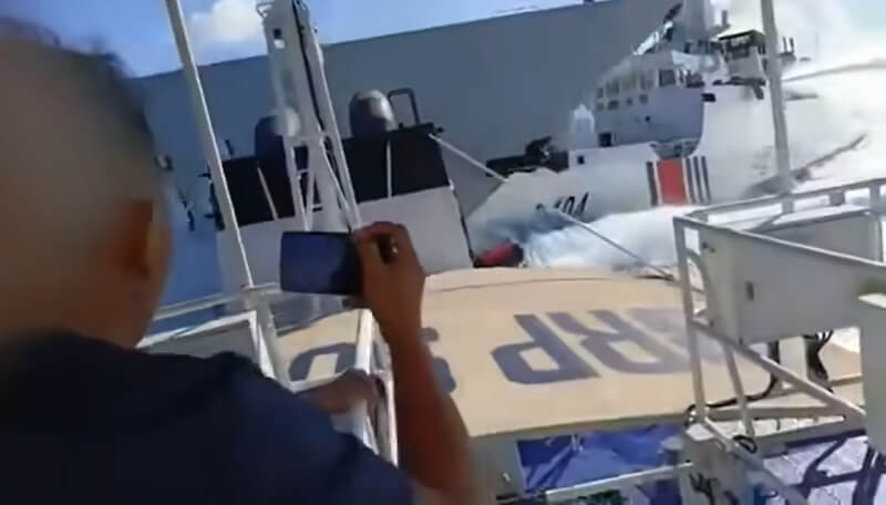 中國海警船11日在南海追逐菲律賓巡邏艇時,與中國海軍軍艦相撞。(圖取自facebook.com/WPSTransparencyOffice)