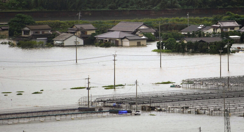 日本熊本縣11日降下大雨，玉名市房屋道路被淹沒，變一片汪洋。（共同社）