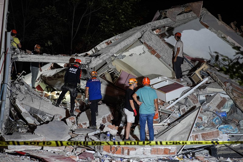 土耳其西部城鎮森德格發生規模6.1強震，造成至少1死29人傷。圖為震後救難人員進行搜救。（安納杜魯新聞社）