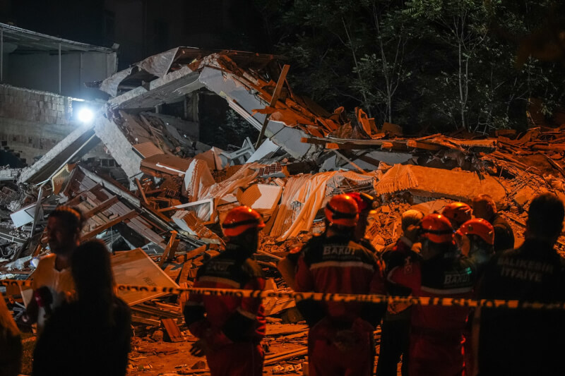 土耳其西部巴勒克埃西爾省發生規模6.1地震，當地多棟建築物倒塌。（安納杜魯新聞社）
