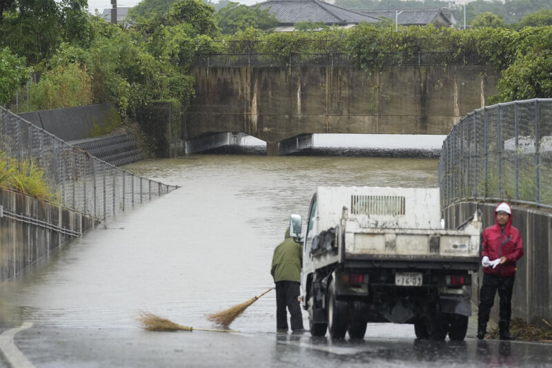 熊本縣長洲町的道路因暴雨淹水。（共同社）
