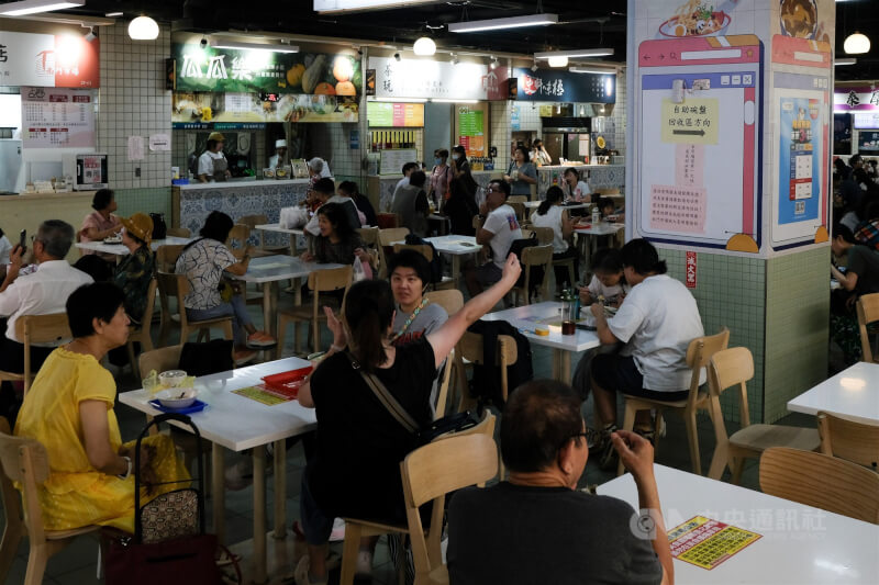 主計總處11日公布6月薪資統計，上半年實質經常性薪資與實質總薪資漲幅均延續正成長，薪資成長跑贏通膨。圖為台北南門市場美食街用餐人潮。（中央社檔案照片）