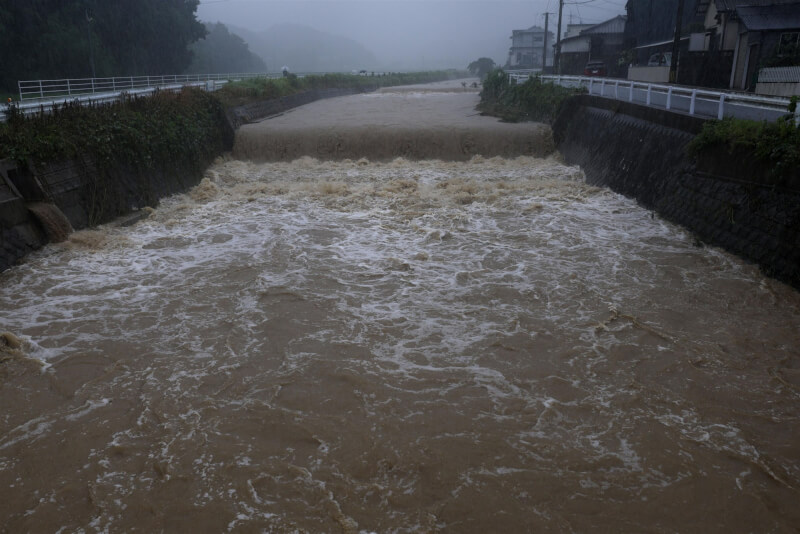 日本九州多地暴雨,11日福岡縣福津市西郷川洪水滾滾。(共同社)