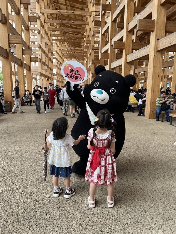 北市觀傳局10日率團登上大阪世博「大阪館」活動舞台,宣傳台北獨特的五感旅行體驗。台北市吉祥物「熊讚」驚喜現身,展現台北的滿滿活力熱情,以招牌舞蹈吸引眾人目光,成為全場焦點。(北市觀傳局提供)中央社記者戴雅真東京傳真 114年8月11日