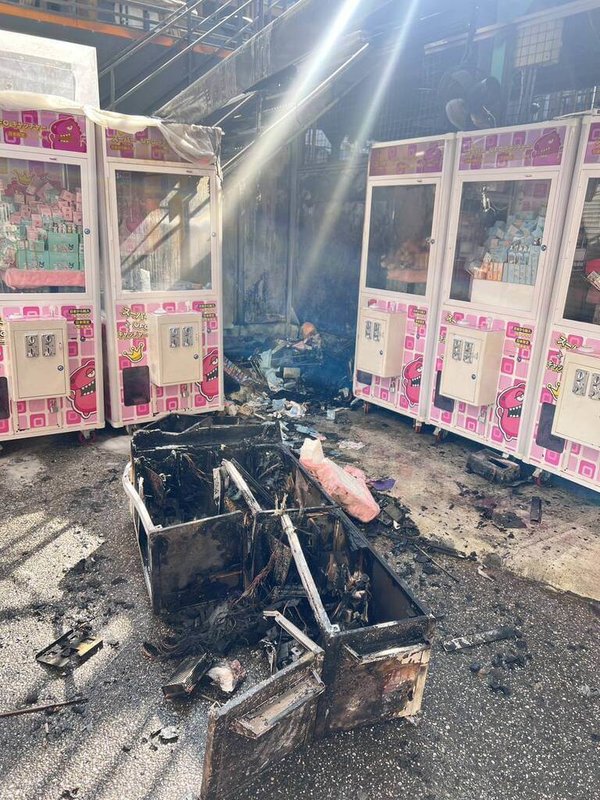 台中市西屯區逢甲商圈1間娃娃機店日前突然發生火災,燒毀3台娃娃機,警方11日宣布查獲涉案男子。(民眾提供)中央社記者郝雪卿傳真 114年8月11日