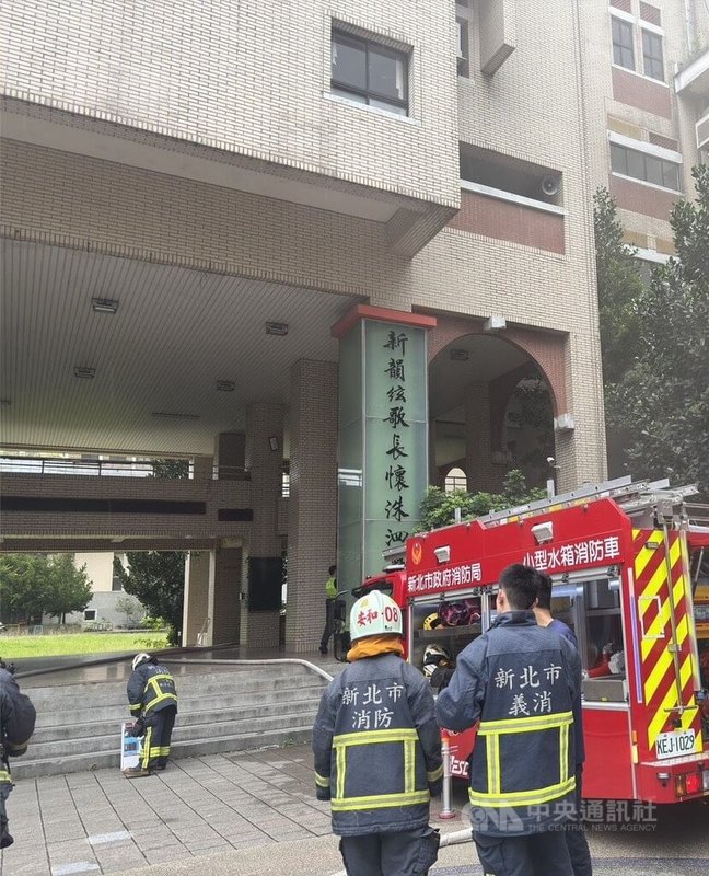 新北市立新店高級中學一棟建物地下1樓11日下午冒煙,消防出動人車前往搶救,經查為機房起火,現場疏散10人,都無需就醫。(翻攝畫面)中央社記者趙敏雅傳真 114年8月11日