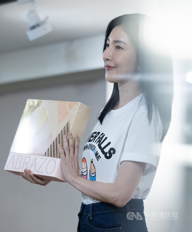 唐氏症基金會11日下午舉行記者會,發表暖月唐心2025中秋禮盒,藝人楊謹華(圖)擔任公益代言人,希望企業與社會大眾踴躍支持。中央社記者趙世勳攝 114年8月11日