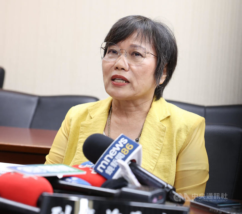 民眾黨不分區排名15的陸配李貞秀,是否因國籍法無法遞補立委,引發討論。對此,內政部長劉世芳(圖)11日受訪時表示,依國籍法規定,希望在就職1年內放棄其他外國國籍。中央社記者謝佳璋攝 114年8月11日