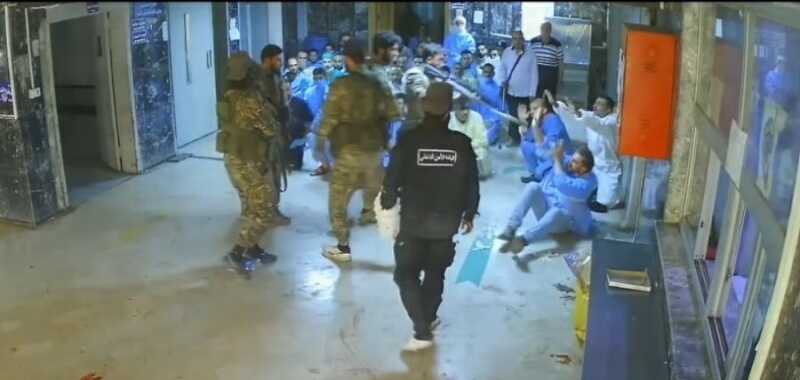 敘利亞新聞網站Suwayda 24 10日發布疑似敘利亞政府軍在醫院殺害醫護志工畫面。（圖取自facebook.com/Suwayda24）