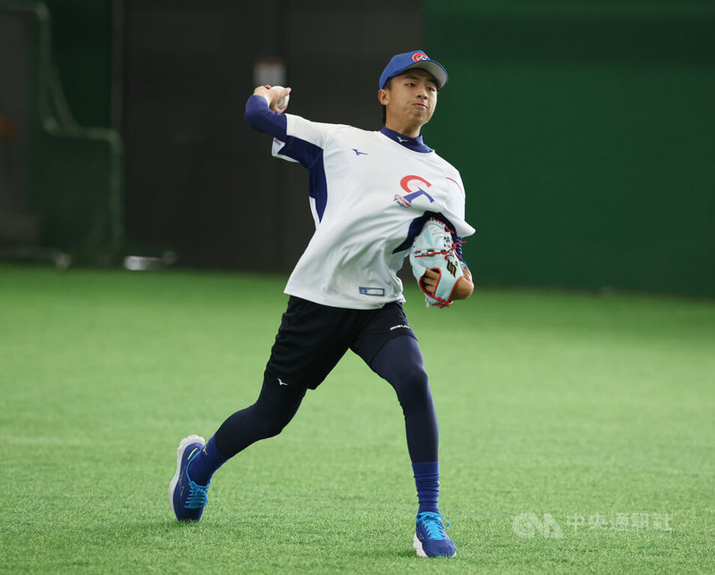 19歲投手林佾葳（圖）是目前亞洲棒球錦標賽培訓隊中最年輕球員，今年一度考慮投入中職選秀，最後決定先拚國際賽提升身價，也是教練團規劃先發投手人選。圖為4日培訓隊在台南練球畫面。中央社記者張新偉攝　114年8月11日