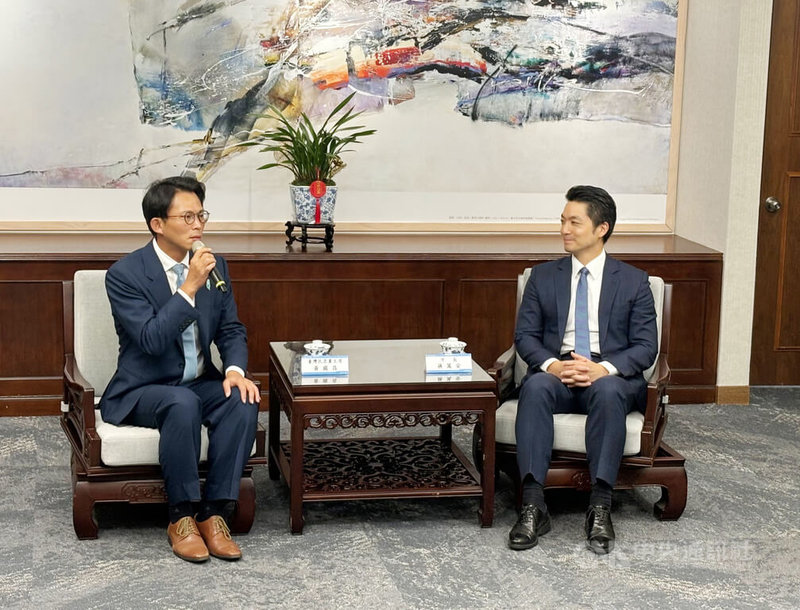 核三延役公投23日進行投、開票，台北市長蔣萬安（右）12日會見民眾黨主席黃國昌（左）時表示，他的立場就是支持核三延役。中央社記者陳昱婷攝　114年8月12日