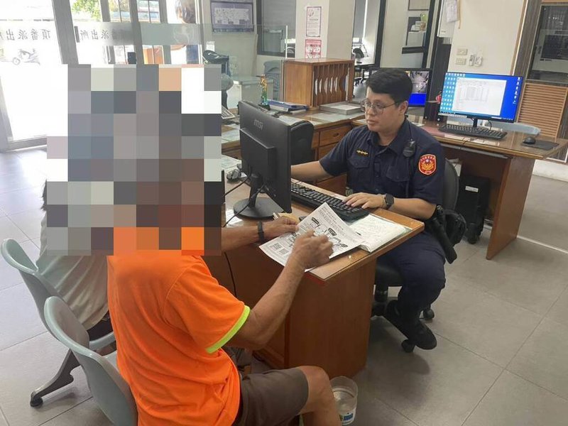 鍾姓老翁在臉書上看到買賣二手自行車廣告，發訊息給對方說要買自行車，前往銀行準備匯款5萬時員警被擋下，員警撥打165防詐專線確認為詐騙廣告，阻止老翁帳戶內23萬元被騙，照片為員警說明詐騙集團手法時的情形。（警方提供）中央社記者吳哲豪傳真 114年8月12日