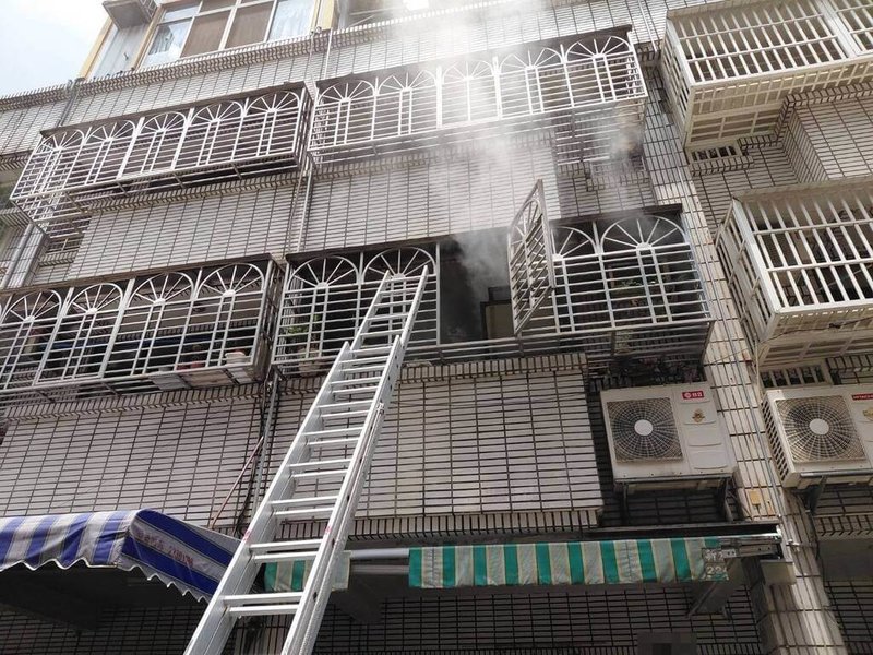 台中市58歲蔡姓男子12日疑似為了抓蟲,使用殺蟲劑後又以打火機點火,不慎引燃屋內雜物,濃煙竄出,男子躲在陽台求救,消防獲報前往救援,順利將其救出。(民眾提供)中央社記者趙麗妍傳真 114年8月12日