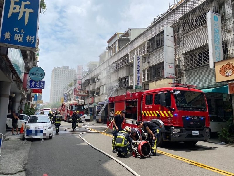 台中市蔡姓男子12日疑似在家為了抓蟲,先是噴了殺蟲劑,接著又使用打火機,未料火勢引燃屋內其他雜物釀成火災,消防人員到場撲滅火勢,並協助蔡男脫困。(民眾提供)中央社記者趙麗妍傳真 114年8月12日