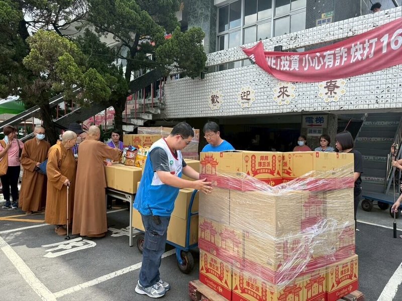 颱風楊柳來襲，屏東縣政府攜手慈善團體彙整1898份物資，陸續發送至先前受豪雨影響的災民家中，提前為防颱做好準備。（屏東縣政府提供）中央社記者李卉婷傳真  114年8月12日