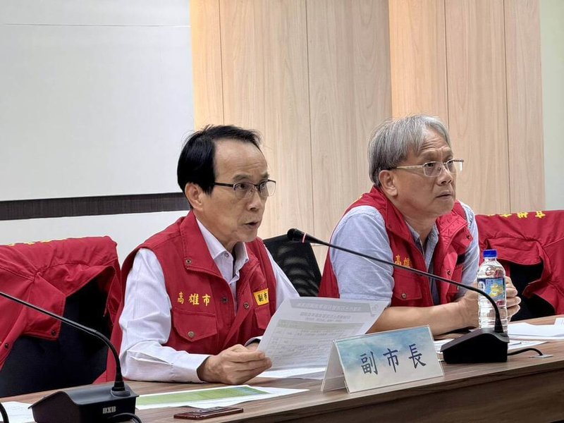 颱風楊柳進逼台灣，陸上警報12日下午已發布。高雄市副市長林欽榮（左）前往市府水情中心聽取簡報，掌握防颱整備情形。（高雄市水利局提供）中央社記者蔡孟妤傳真　114年8月12日