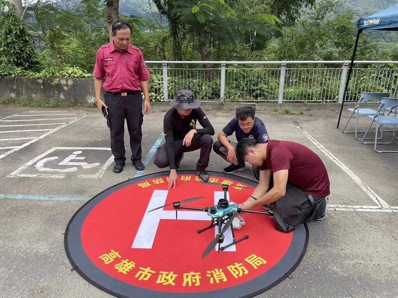 台20線南橫公路日前發生一家5口車輛墜谷,高雄市消防局7月30日起搜救,8月7日起改由空拍機空中搜索,但因應颱風楊柳襲台恐有強降雨,消防局考量多天搜尋未果且已超過人道救援時間,階段性任務完成,決定停止搜救。(高市消防局提供)中央社記者洪學廣傳真 114年8月12日