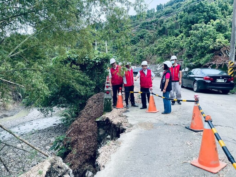 颱風楊柳陸警發布，台中市雖未納入首波警戒範圍，但各區公所仍全面警戒。民政局長吳世瑋（前右2）12日前往勘查霧峰山區農路修復情形，指示落實緊急防護措施。（台中市政府提供）中央社記者郝雪卿傳真  114年8月12日