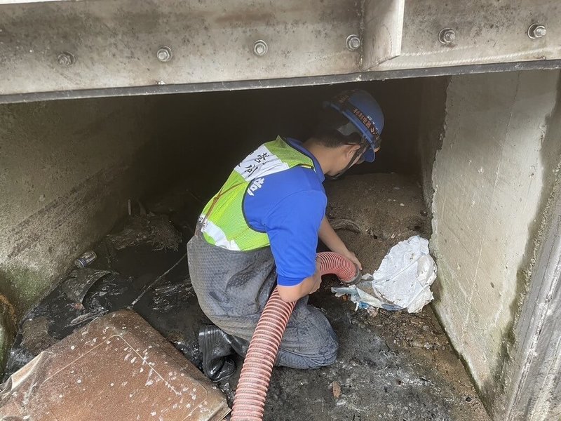 新北市政府水利局12日表示，市府依規定辦理雨水下水道與排水溝渠清淤，113年度預定清淤量與實際完成數量有落差，未來會更精準管控清淤數量。（水利局提供）中央社記者王鴻國傳真 114年8月12日