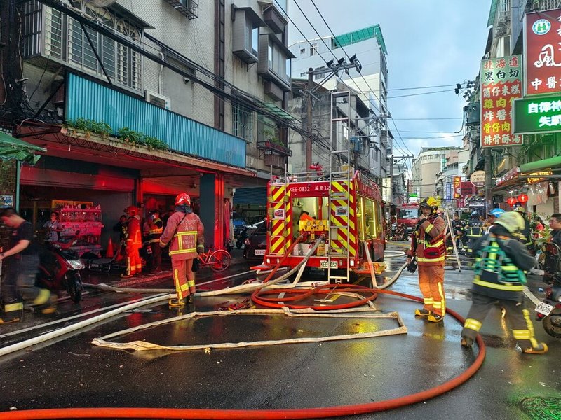 新北市板橋區溪崑二街一處民宅2樓12日傍晚發生火警,現場無人受困,預防性疏散的5名住戶送醫時都意識清醒。(民眾提供)中央社記者黃旭昇新北市傳真 114年8月12日
