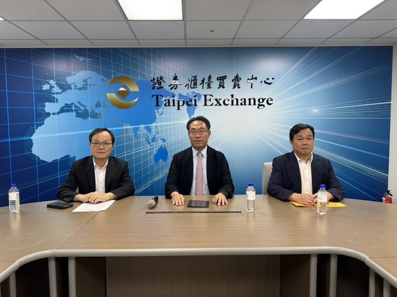 上曜建設及關聯企業世紀民生科技12日宣布，將計畫收購詠昇電子34.76%股權，總投資金額近新台幣3億元，預計今年9月完成交易。圖由左至右分別為詠昇董事長黃塗城、上曜建設與世紀民生科技董事長張祐銘、詠昇總經理黃金錫。（上曜建設提供）中央社記者何秀玲傳真　114年8月12日