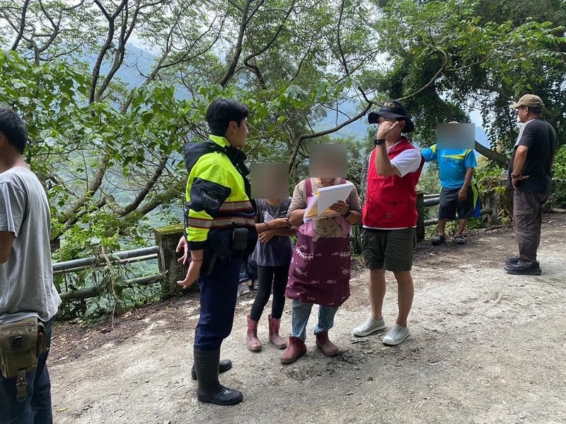 颱風楊柳逼近台灣，考量山區民眾人身安全，屏東縣警察局里港分局12日下午協助預警性撤離三地門鄉大社舊部落民眾，但仍有16人留在部落不願離開。（里港警分局提供）中央社記者李卉婷傳真  114年8月12日