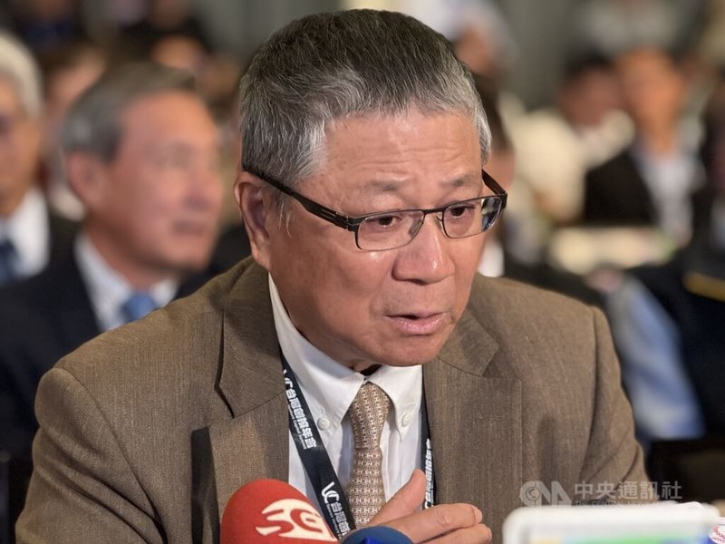 代工廠緯創董事長林憲銘12日出席台灣創投年會接受媒體採訪，把關稅比喻為飛機遇到的「小亂流」，稍微顛簸一下，但改變不大。中央社記者吳家豪攝　114年8月12日