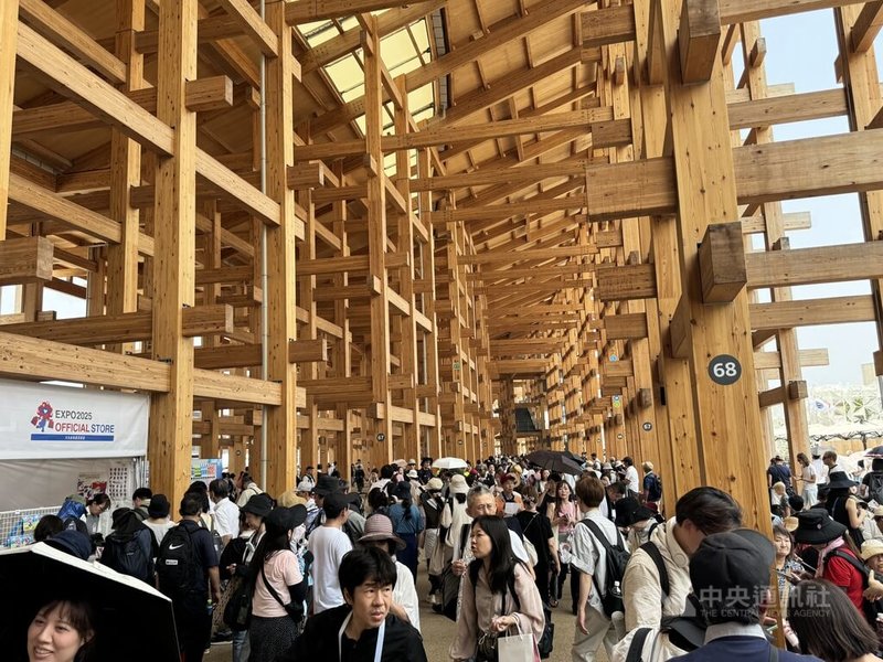 2025年世界博覽會(大阪關西世博、大阪世博)營運單位「日本國際博覽會協會」表示,截至8日,門票銷售約1809萬張,或可實現盈餘。圖為會場的「大屋頂環」,是世界最大木造建築。中央社記者楊明珠大阪攝 114年8月12日