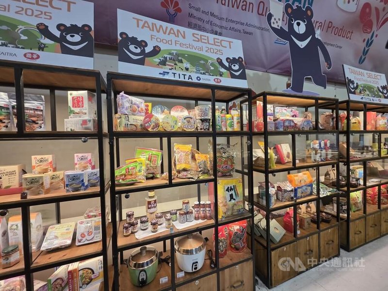 國華超市在溫哥華的門市特設專櫃,展出30個台灣品牌、100多款商品,款款物美價廉。國華販售的台灣食品不僅令許多加拿大非華人顧客青睞,連美國消費者都愛來大採購。中央社記者程愛芬溫哥華攝 114年8月12日