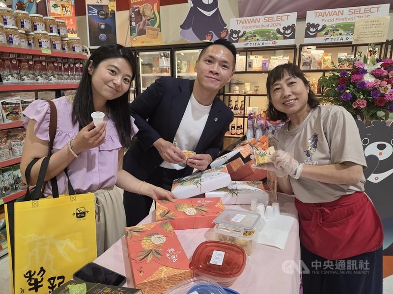 加拿大台裔眾議員張瑋麟 (Wade Chang,中)在鳳梨酥攤位上試吃,直說台灣食品讚,很開心在溫哥華能時常吃到家鄉味道。中央社記者程愛芬溫哥華攝 114年8月12日