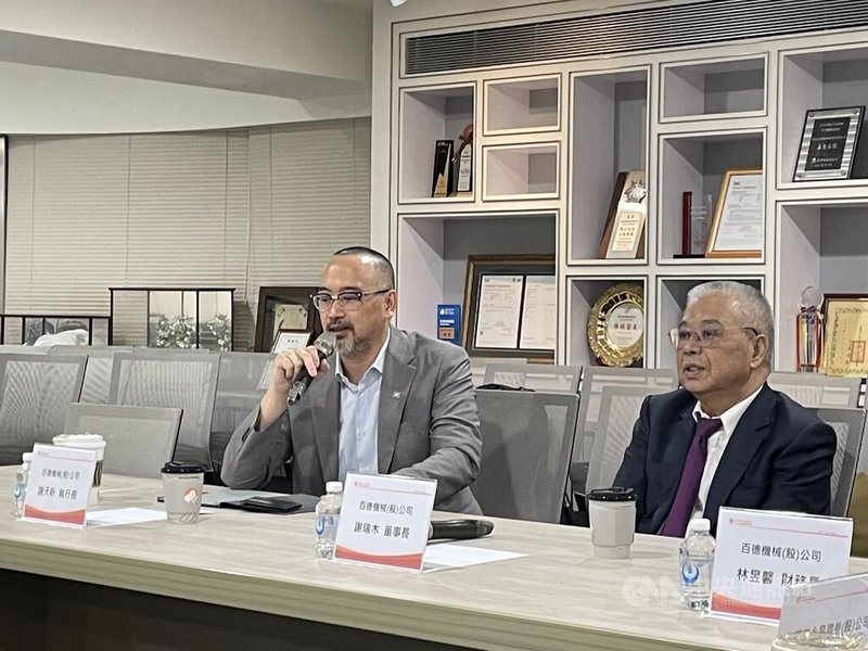 百德總經理謝天昕（左）12日表示，關稅匯率對工具機產業衝擊較大，對百德影響相對小。圖右為百德董事長謝瑞木。 中央社記者鍾榮峰攝   114年8月12日