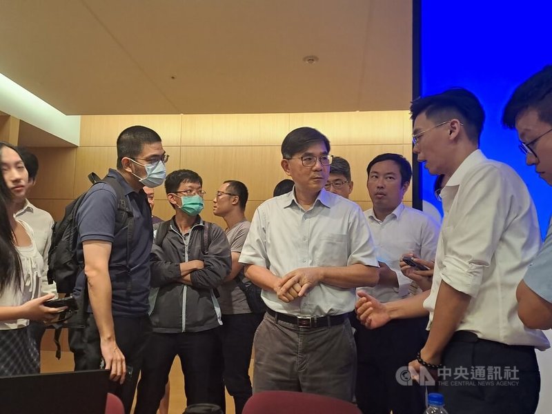 專注高頻通訊元件與低軌衛星技術的昇達科12日舉行法人說明會,總經理吳東義(前排中)表示,看好低軌衛星商機,已在越南廠旁買土地蓋新廠,預計年底前發包。中央社記者潘智義攝 114年8月12日